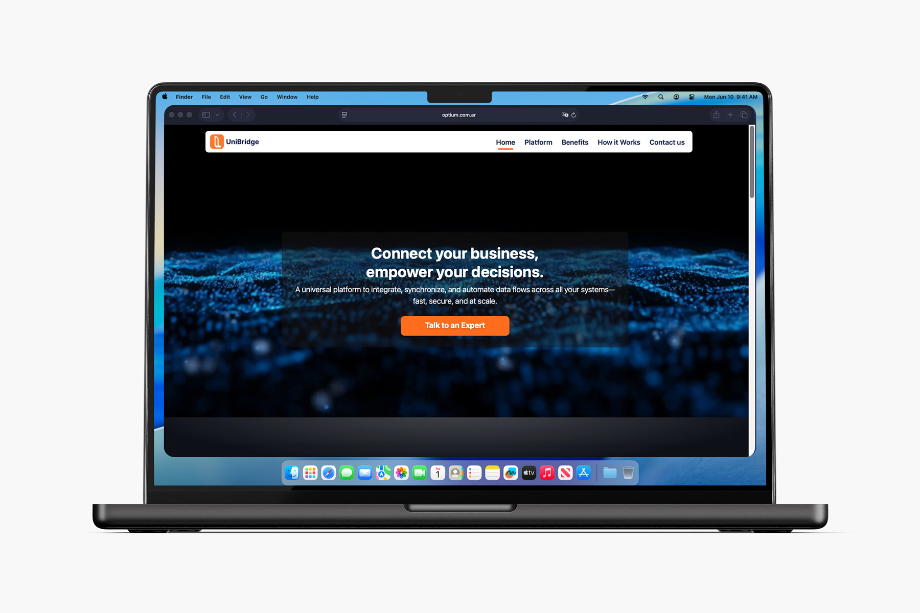 Pantalla del sitio web de UniBridge en mockup de laptop, plataforma de integración de datos diseñada por Optium